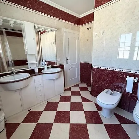 Villa Con Piscina Privada En *