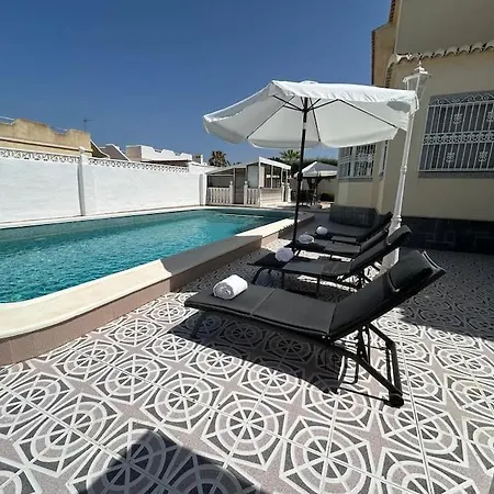 Villa Con Piscina Privada En *